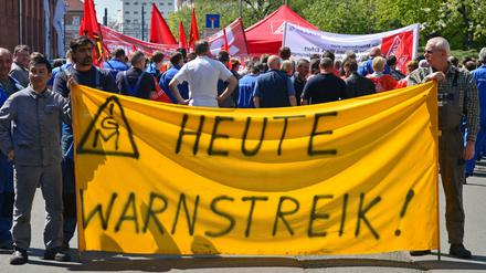 Mehrere tausend Beschäftigte haben am Montag ihre Arbeit niedergelegt. Die IG Metall fordert fünf Prozent mehr Geld. 