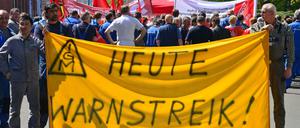 Mehrere tausend Beschäftigte haben am Montag ihre Arbeit niedergelegt. Die IG Metall fordert fünf Prozent mehr Geld.