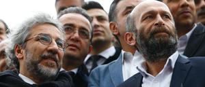 Can Dündar (links) und Erdem Gul (rechts) wurden in Istanbul zu Haftstrafen verurteilt.