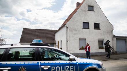 Ein Streifenwagen steht vor dem Haus der Verdächtigen in Höxter. 