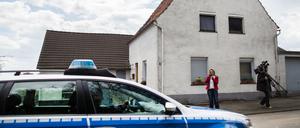Ein Streifenwagen steht vor dem Haus der Verdächtigen in Höxter. 