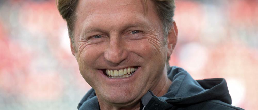 Trainer Ralph Hasenhüttl von Ingolstadt steht vor dem Spiel im Stadion.