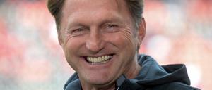 Trainer Ralph Hasenhüttl von Ingolstadt steht vor dem Spiel im Stadion. 