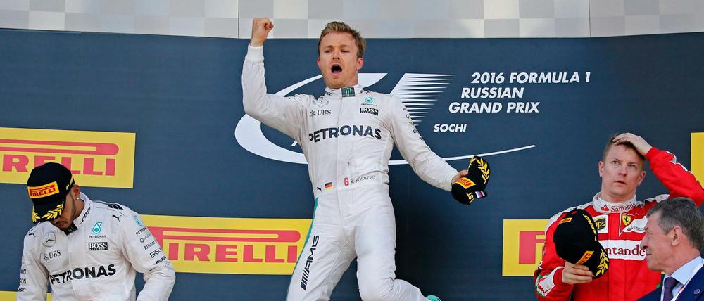 Nico Rosberg (M.), Lewis Hamilton (l.).
