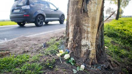 Blumen am Unfallort. Drei junge Menschen kamen ums Leben. 