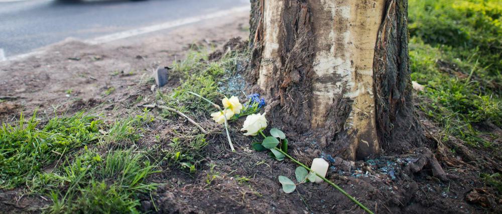 Blumen am Unfallort. Drei junge Menschen kamen ums Leben. 