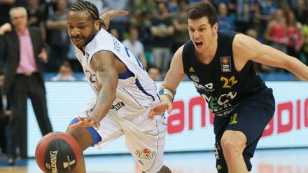 Der Frankfurter Quantez Robertson (l.) und der Berliner Dragan Milosavljevic rennen dem Ball hinterher. 
