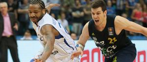 Der Frankfurter Quantez Robertson (l.) und der Berliner Dragan Milosavljevic rennen dem Ball hinterher.