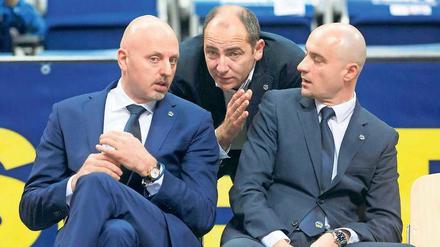 Der 43-jährige Himar Ojeda (Mitte) ist seit Februar Albas Sportdirektor. Hier bespricht sich der Spanier mit Cheftrainer Sasa Obradovic (l.) und Assistenzcoach Milenko Bogicevic.