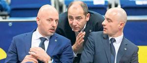 Der 43-jährige Himar Ojeda (Mitte) ist seit Februar Albas Sportdirektor. Hier bespricht sich der Spanier mit Cheftrainer Sasa Obradovic (l.) und Assistenzcoach Milenko Bogicevic.