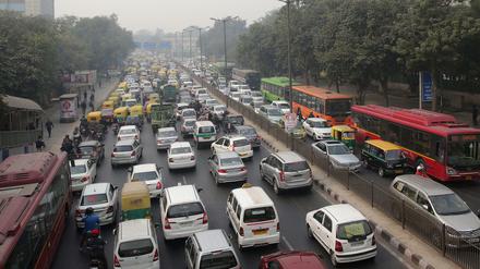 Stau in Indien. Darunter auch einige Diesel-Taxis. 