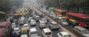 Stau in Indien. Darunter auch einige Diesel-Taxis.