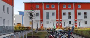 Eine Reihenhaussiedlung im Schweizer Viertel in Lichterfelde. Ein Reihenhaus kostet in Berlin im Schnitt 280.000 Euro. 