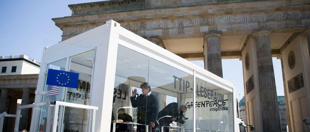 Leseraum: Am Brandenburger Tor haben Greenpeace einen gläsernen Leseraum für die TTIP-Dokumente eingerichtet.