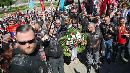 Da sind sie also: Die Nachtwölfe am sowjetischen Ehrenmal im Treptower Park.