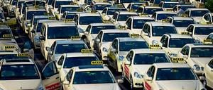 Nach Vorschrift: Taxis warten auf dem Nachrückplatz am Flughafen Tegel. 