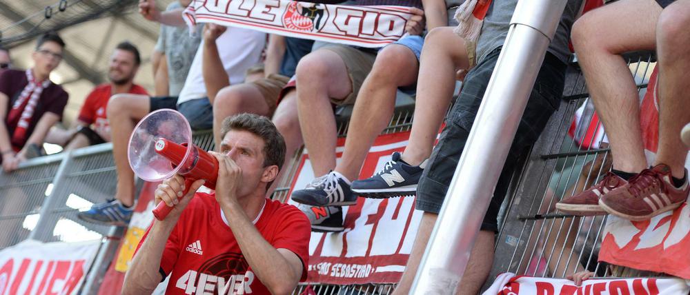 Thomas Müller von München feiert mit den Fans den Gewinn der Deutschen Meisterschaft.