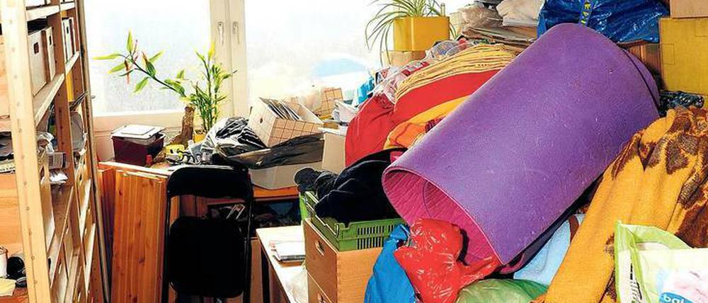  Bernhards Wohnung sieht aus wie ein vollgestopfter Kellerverschlag.
