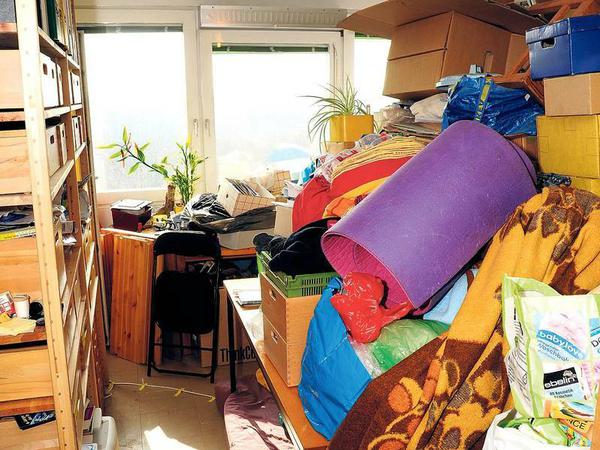  Bernhards Wohnung sieht aus wie ein vollgestopfter Kellerverschlag.