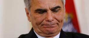 Werner Faymann, Bundeskanzler in Österreich, tritt zurück. 