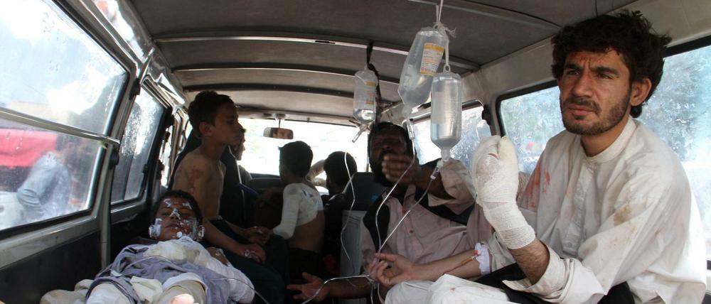 Blick in einen Krankenwagen nach dem schweren Verkehrsunfall in Afghanistan.