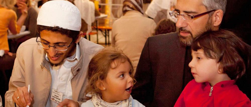 Muslime in Marburg nach Beendigung des Fastenmonats Ramadan. 