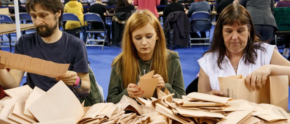 Handarbeit: Wahlhelfer zählen in Glasgow Stimmen aus.