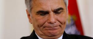 Nach massiver Kritik an seiner Amtsführung hatte Faymann am Montag seinen Rücktritt sowohl als Regierungschef als auch als Vorsitzender der Sozialdemokraten (SPÖ) erklärt.