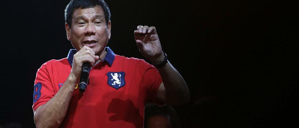 Der bekannte Bürgermeister Rodgrigo Duterte in den letzten Meinungsumfragen zum Favoriten aufgestiegen.