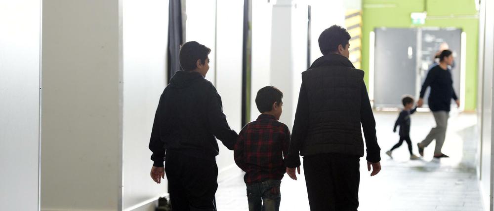 Notunterkunft. Kinder im Heim im Tempelhofer Flughafen.