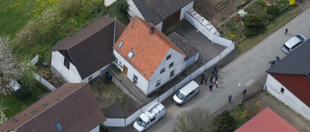 Luftbild des Hauses des beschuldigten Ehepaares, aufgenommen am 04.05.2016 in Höxter-Bosseborn (Nordrhein-Westfalen). Ein Paar aus der Stadt in Ostwestfalen soll mehrere Frauen auf seinem Gehöft grausam misshandelt haben - mindestens zwei Opfer starben.