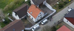 Luftbild des Hauses des beschuldigten Ehepaares, aufgenommen am 04.05.2016 in Höxter-Bosseborn (Nordrhein-Westfalen). Ein Paar aus der Stadt in Ostwestfalen soll mehrere Frauen auf seinem Gehöft grausam misshandelt haben - mindestens zwei Opfer starben. 
