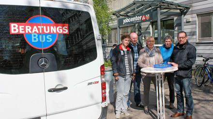 Das Beratungsteam mit Burgunde Grosse (Mitte) und Frank Steger (rechts) vor dem Spandauer Jobcenter.