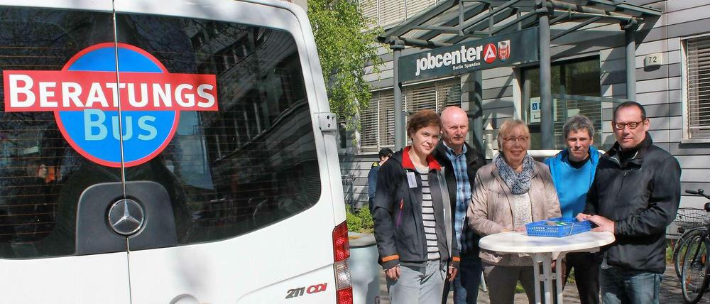 Das Beratungsteam mit Burgunde Grosse (Mitte) und Frank Steger (rechts) vor dem Spandauer Jobcenter.