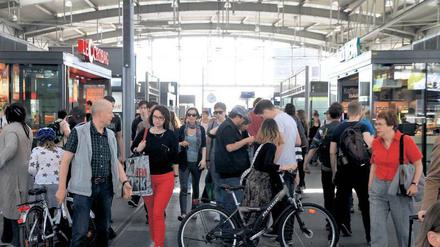 Entschuldigung, wissen Sie vielleicht, wo hier ein Zug hält? Die rumplige Bahnhofshalle am Ostkreuz.