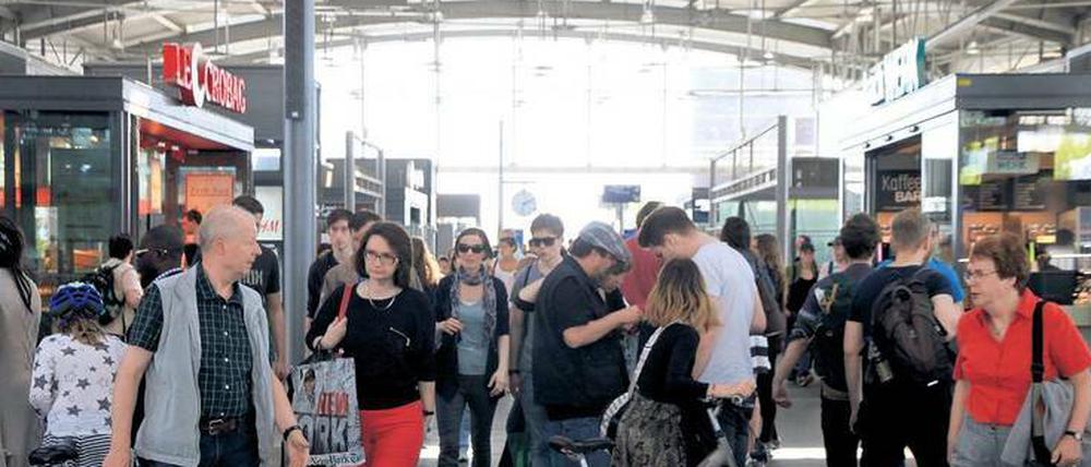 Entschuldigung, wissen Sie vielleicht, wo hier ein Zug hält? Die rumplige Bahnhofshalle am Ostkreuz.