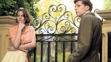 Szene aus "Café Society" mit Kristen Stewart (l.) und Jesse Eisenberg.