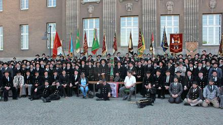Vor dem Rathaus versammelten sich die Zimmerleute zum Gruppenfoto.