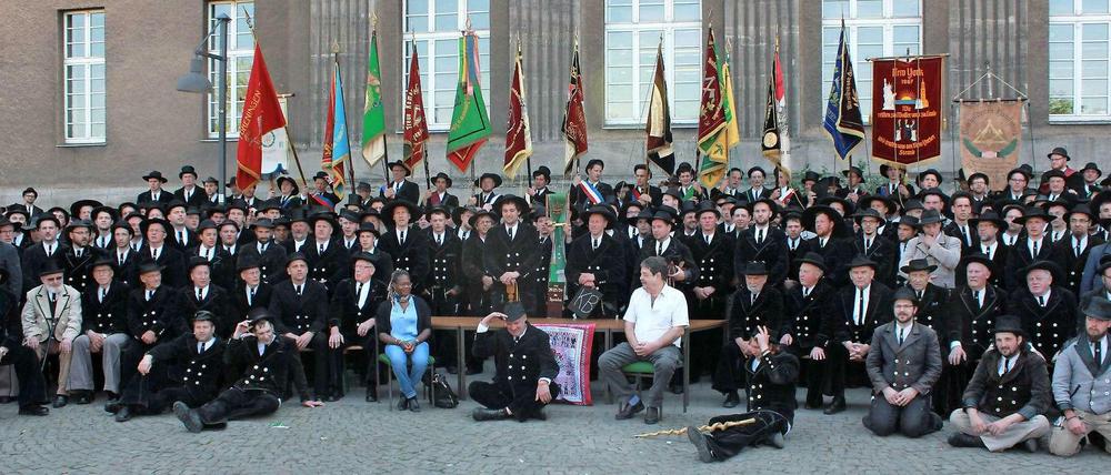 Vor dem Rathaus versammelten sich die Zimmerleute zum Gruppenfoto.
