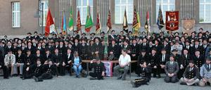 Vor dem Rathaus versammelten sich die Zimmerleute zum Gruppenfoto.