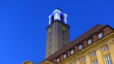Der Turm auf dem Rathaus Spandau leuchtet in den Farben blau und weiß. Damit honoriert der Bezirk die Leistungen des Fußball-Bundesligisten Hertha BSC Berlin. 