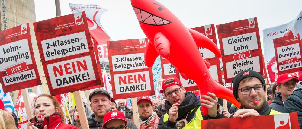 Mehrere hundert Demonstranten haben im April in München mit Fahnen und Plakaten an der DGB-Kundgebung gegen Missbrauch von Leiharbeit und Werkverträgen teilgenommen.