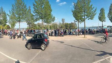 Die Mega-Warteschlange am Kladower Hafen. Etliche Ausflügler kamen bis zum Abend nicht mehr an Bord. 