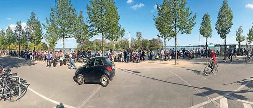 Die Mega-Warteschlange am Kladower Hafen. Etliche Ausflügler kamen bis zum Abend nicht mehr an Bord.