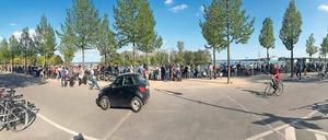 Die Mega-Warteschlange am Kladower Hafen. Etliche Ausflügler kamen bis zum Abend nicht mehr an Bord.