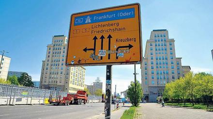 Auf der Karl-Marx-Allee haben schon die Vorbereitungen für das Rennen begonnen.