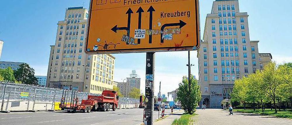 Auf der Karl-Marx-Allee haben schon die Vorbereitungen für das Rennen begonnen.