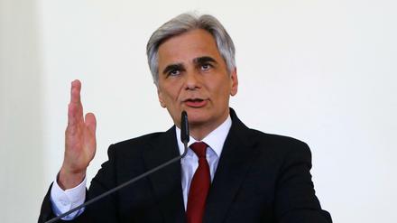 Werner Faymann erklärt seinen Rücktritt von allen Ämtern.