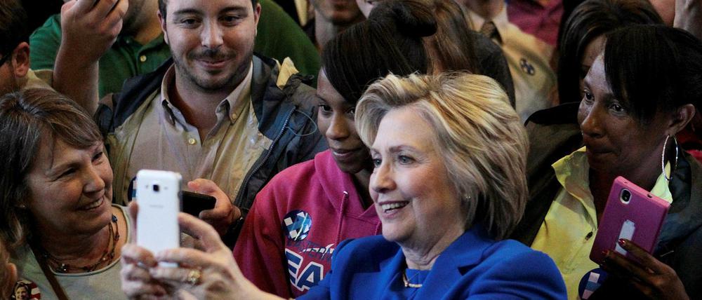 Hillary Clinton punktet bei Minderheiten und Frauen, verliert aber unter weißen Männern.