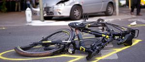 In letzter Zeit häufen sich Unfälle zwischen Autos und Radfahrern. Sie enden oft mit schweren Verletzungen der schwächeren Verkehrsteilnehmer. 